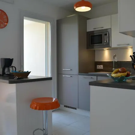 Spacieux 3 Pieces Avec Terrasse, Piscine Et Garage, A 2 Pas De La - Raphael - Fr-1-226a-274 *