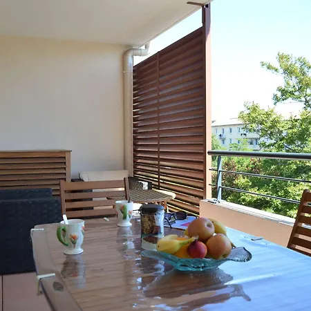 Spacieux 3 Pieces Avec Terrasse, Piscine Et Garage, A 2 Pas De La - Raphael - Fr-1-226a-274 Apartment *