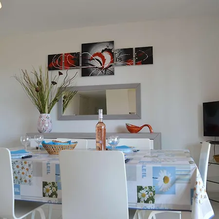 Spacieux 3 Pieces Avec Terrasse, Piscine Et Garage, A 2 Pas De La - Raphael - Fr-1-226a-274