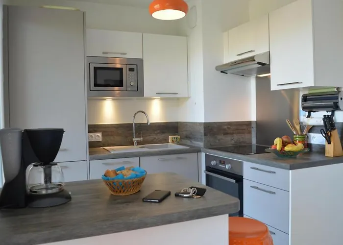 Spacieux 3 Pieces Avec Terrasse, Piscine Et Garage, A 2 Pas De La - Raphael - Fr-1-226a-274 * Saint-Raphaël