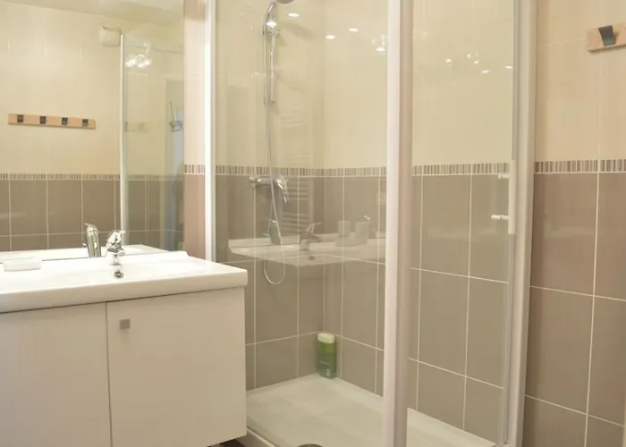 Spacieux 3 Pieces Avec Terrasse, Piscine Et Garage, A 2 Pas De La - Raphael - Fr-1-226a-274 Saint-Raphaël