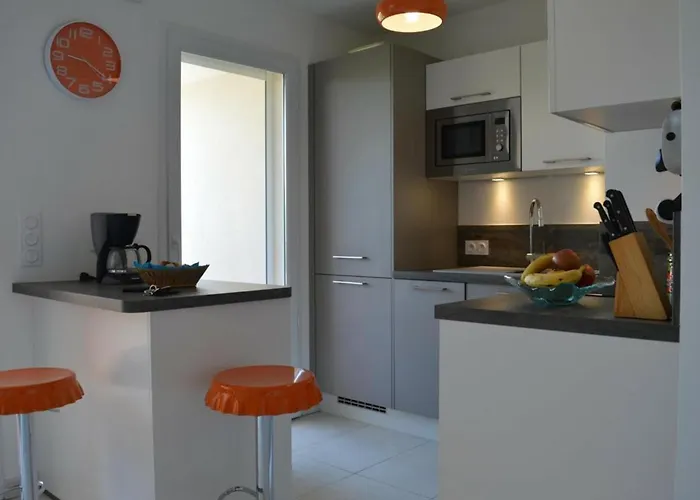 Spacieux 3 Pieces Avec Terrasse, Piscine Et Garage, A 2 Pas De La - Raphael - Fr-1-226a-274 *