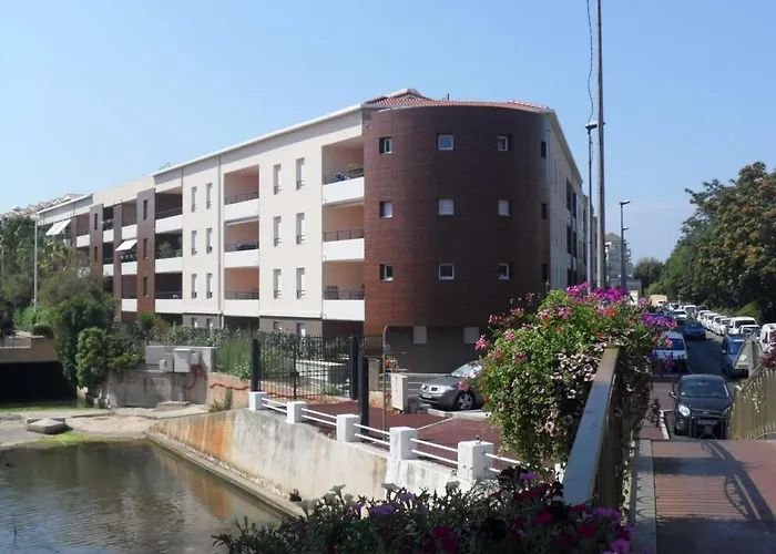 Spacieux 3 Pieces Avec Terrasse, Piscine Et Garage, A 2 Pas De La - Raphael - Fr-1-226a-274