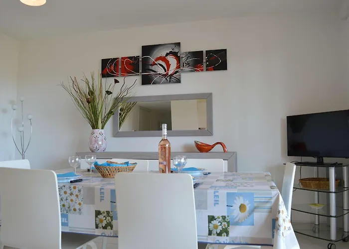 Spacieux 3 Pieces Avec Terrasse, Piscine Et Garage, A 2 Pas De La - Raphael - Fr-1-226a-274